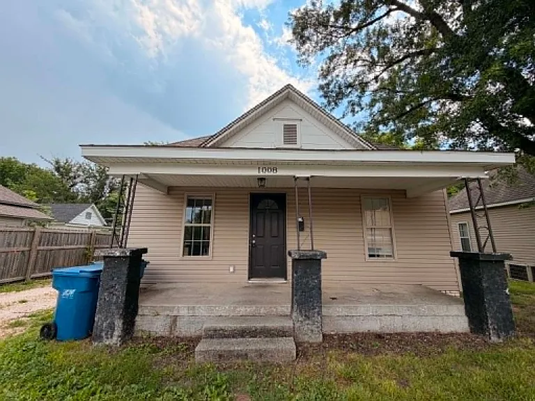 1008 W 2nd St — Photo 1