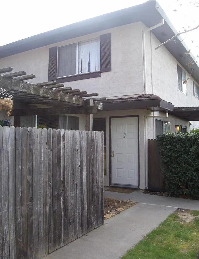 2 bed, 1.0 bath, 840 sqft, $1,570 — Photo 2