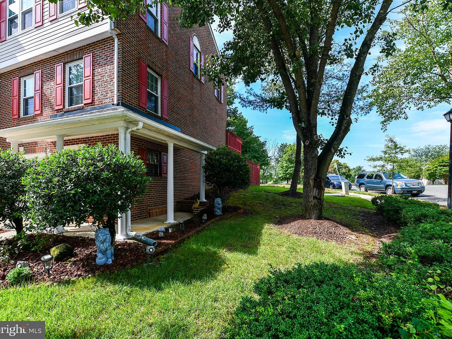 3 bed, 4.0 bath, 1320 sqft, $2,850 — Photo 2
