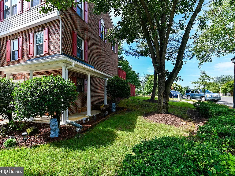 1401 Deep Gorge Ct — Photo 2