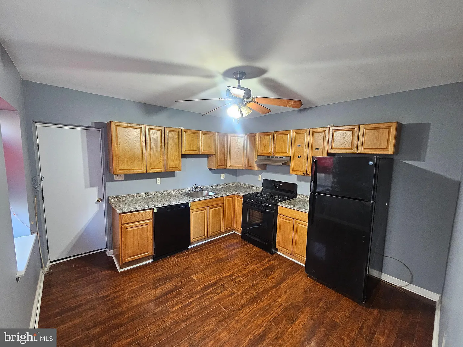 249 E Sharpnack St photo 1