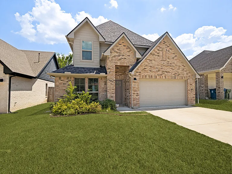 122 Elm Ln — Photo 2