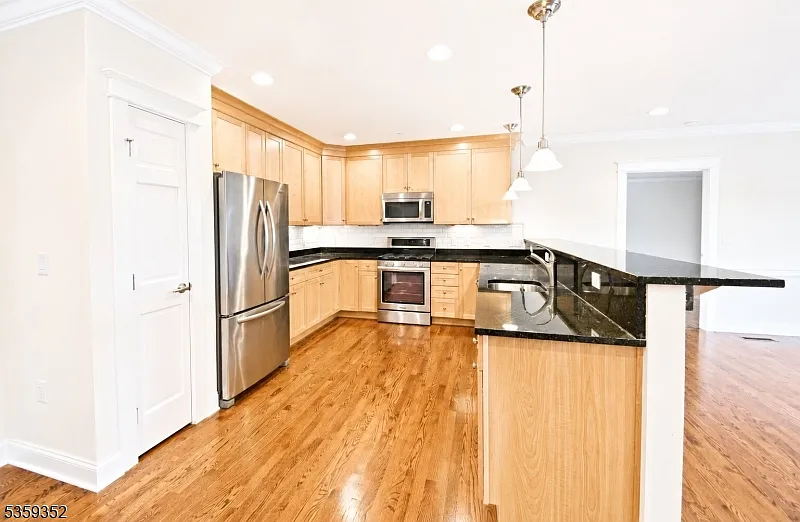 2 bed, 2.0 bath, 1369 sqft, $4,400 — Photo 3