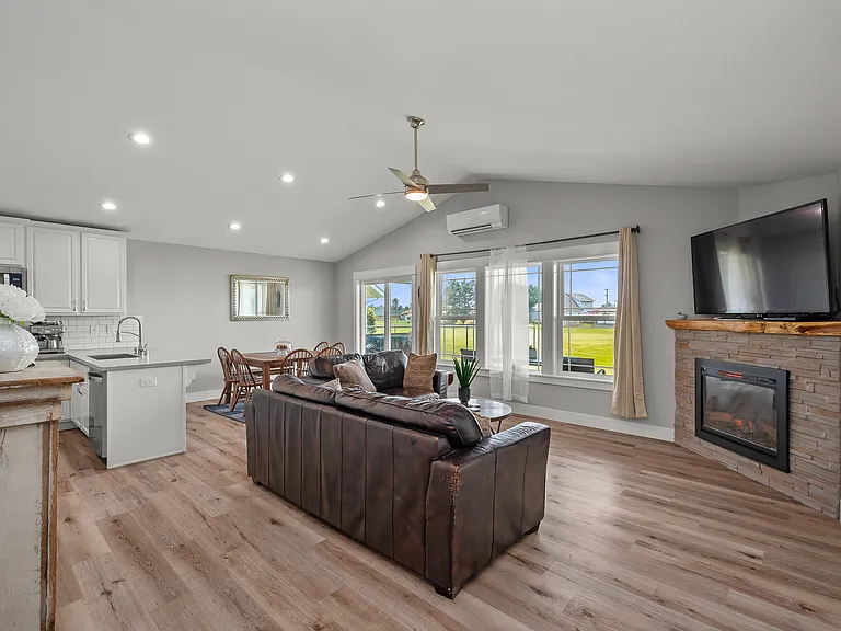 571 Puffin Ave NE — Photo 4