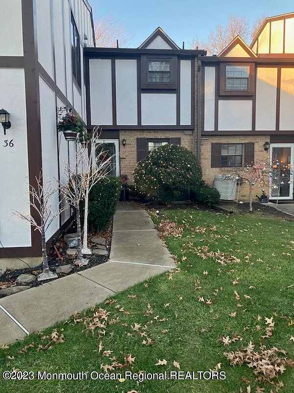 36 Apple Drive photo 1