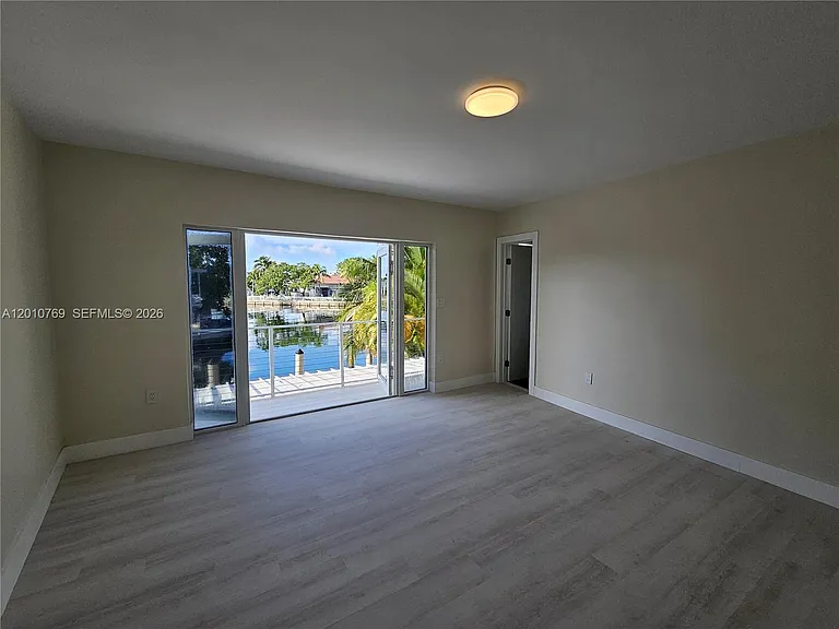 834 Raymond St — Photo 34