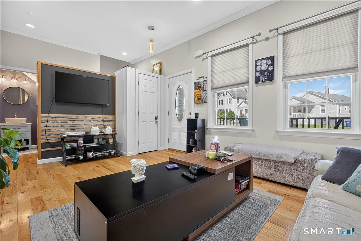 2 bed, 2.5 bath, 4242 sqft, $2,400 — Photo 2