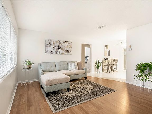 3rd image of 985 NW 69th Avenue