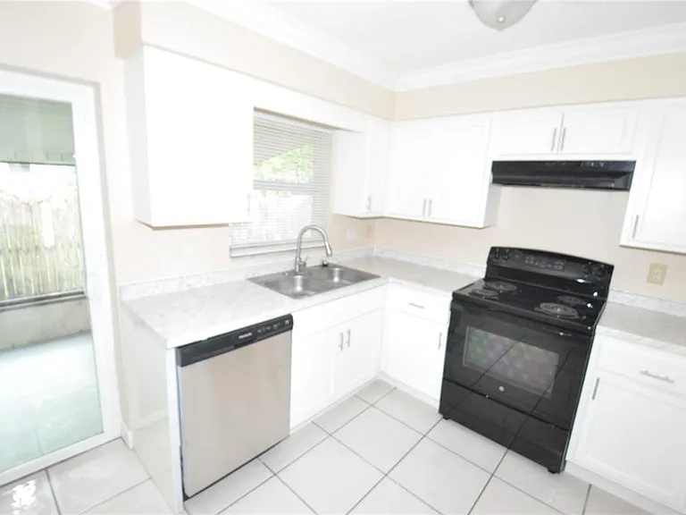 1624 Merrick Rd — Photo 8