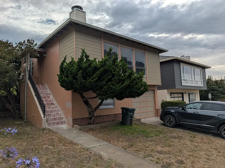 204 Catalina Ave — Photo 1