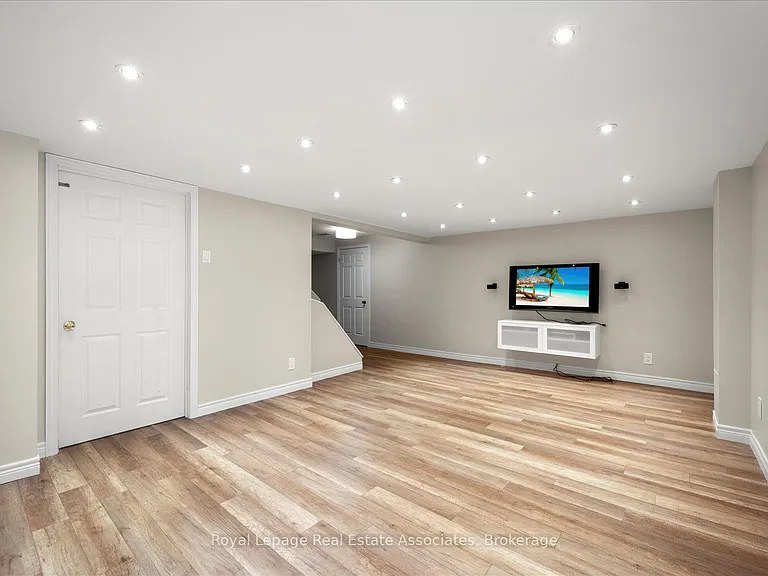 438 Claremont Cres — Photo 30