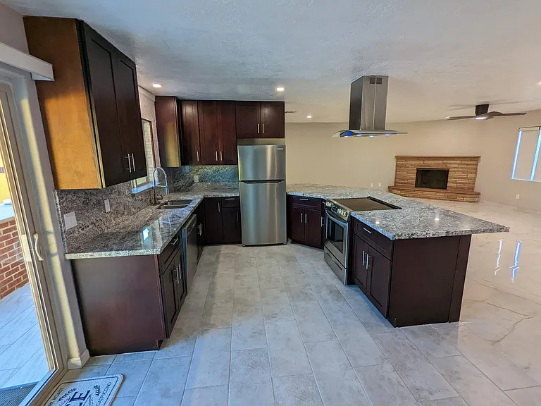 1062 W Ina Rd — Photo 10