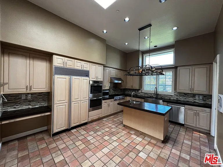 2357 Brookshire Ln — Photo 10