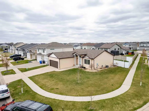 5509 58th St S, Fargo, ND 58104