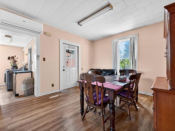 3rd image of 294 Queen St