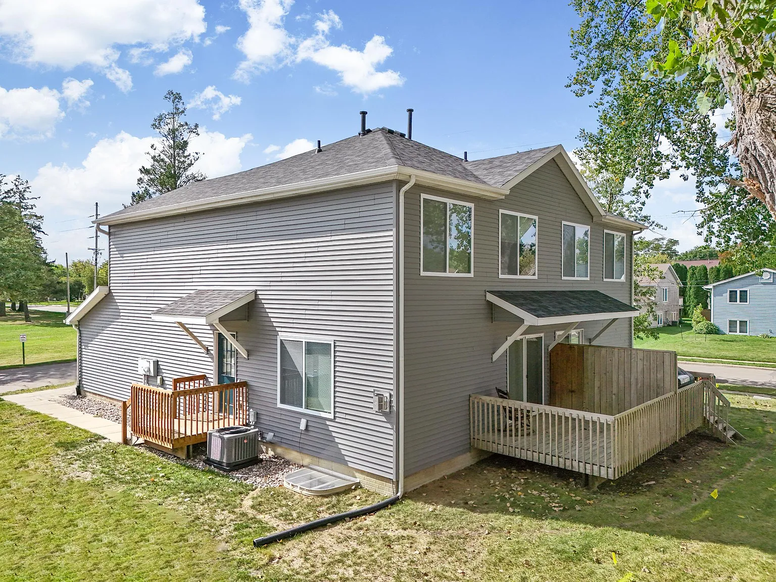 4 bed, 3.5 bath, 1804 sqft, $2,200 — Photo 3