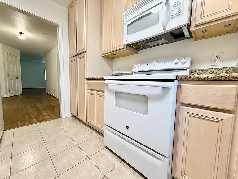 2126 Banks St #2 — Photo 31