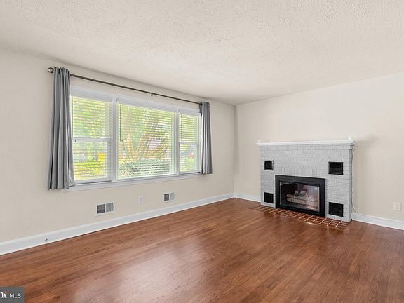 4th image of 1251 Maple Rd