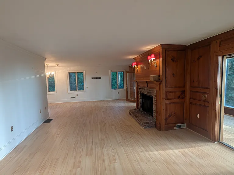 139 N Main St — Photo 5