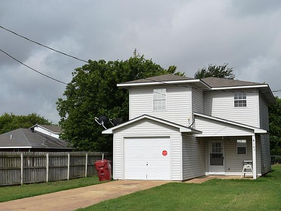 2nd image of 109 S Pecan St