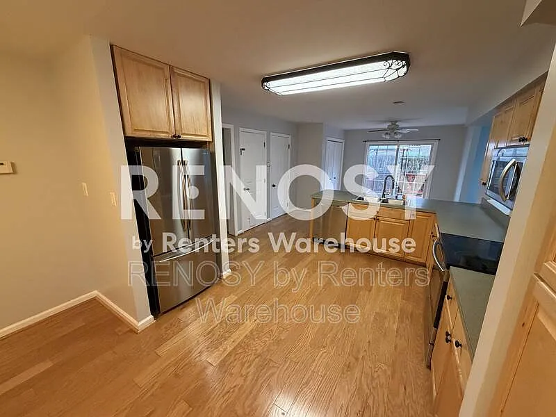 4 bed, 2.5 bath, 3000 sqft, $3,300 — Photo 3
