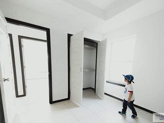 3rd image of 141 Willacy Ave