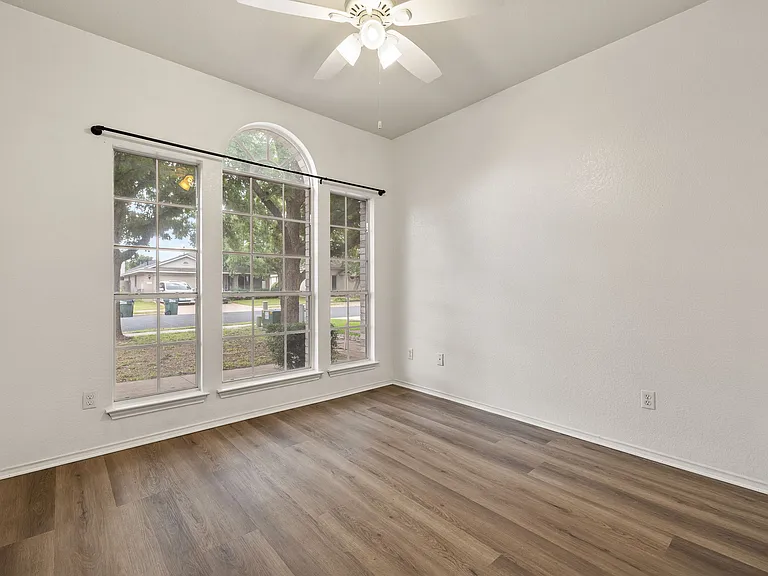 903 Luke Ln — Photo 31