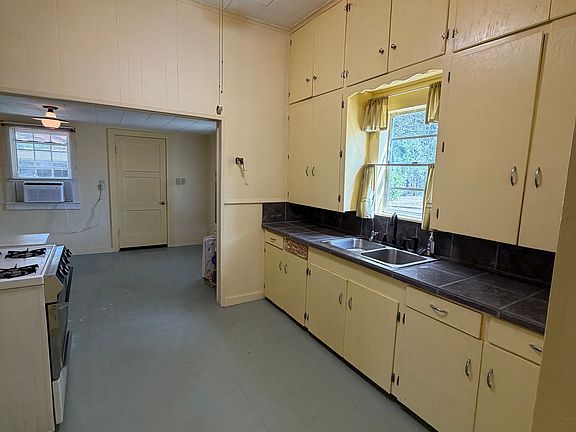 5th image of 106 Larry St