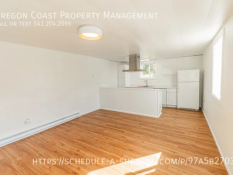 537 SW 32nd St — Photo 1