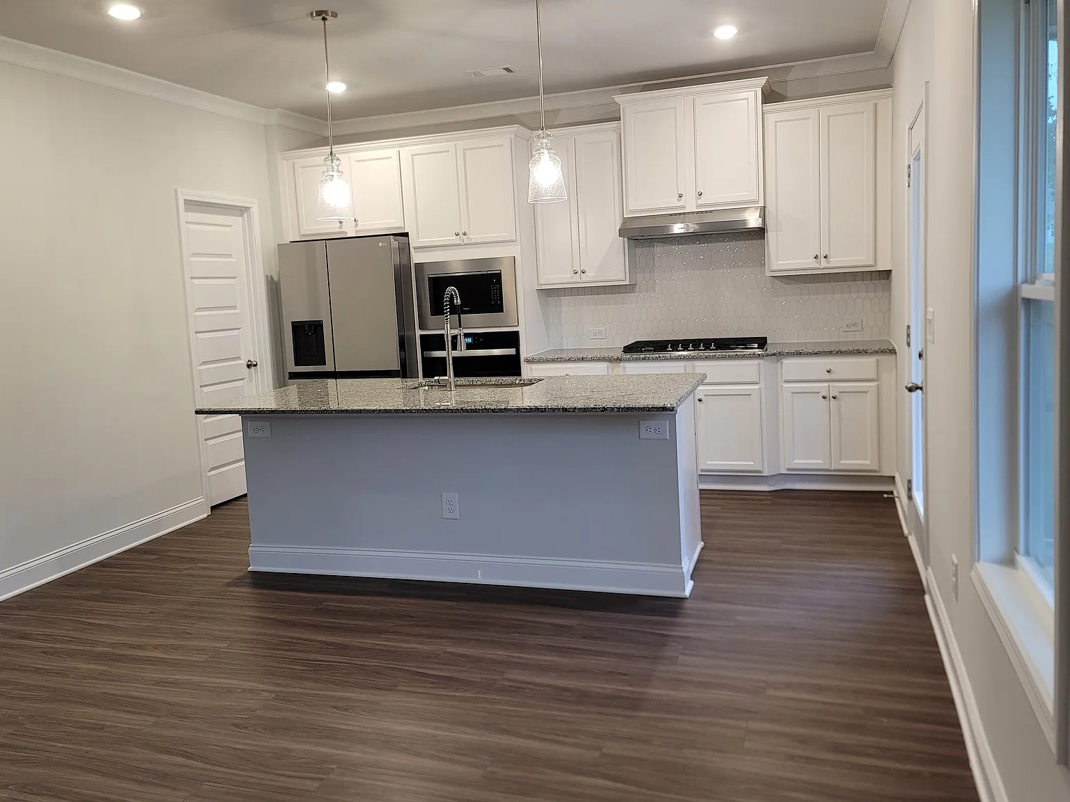 5 bed, 2338 sqft, $2,600 — Photo 4