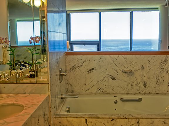 Jacuzzi tub & walk-in shower