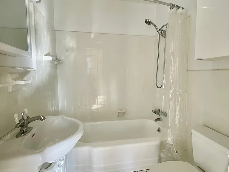 268 College St #2R — Photo 6