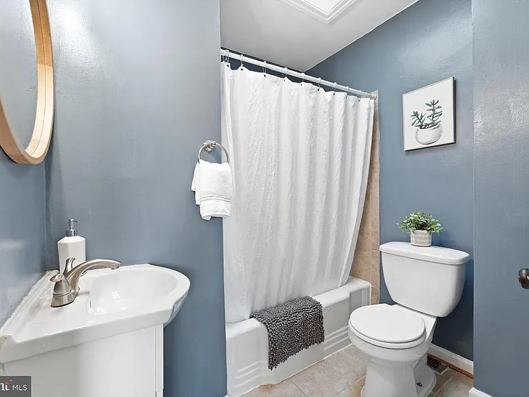 2325 Chester St SE — Photo 8
