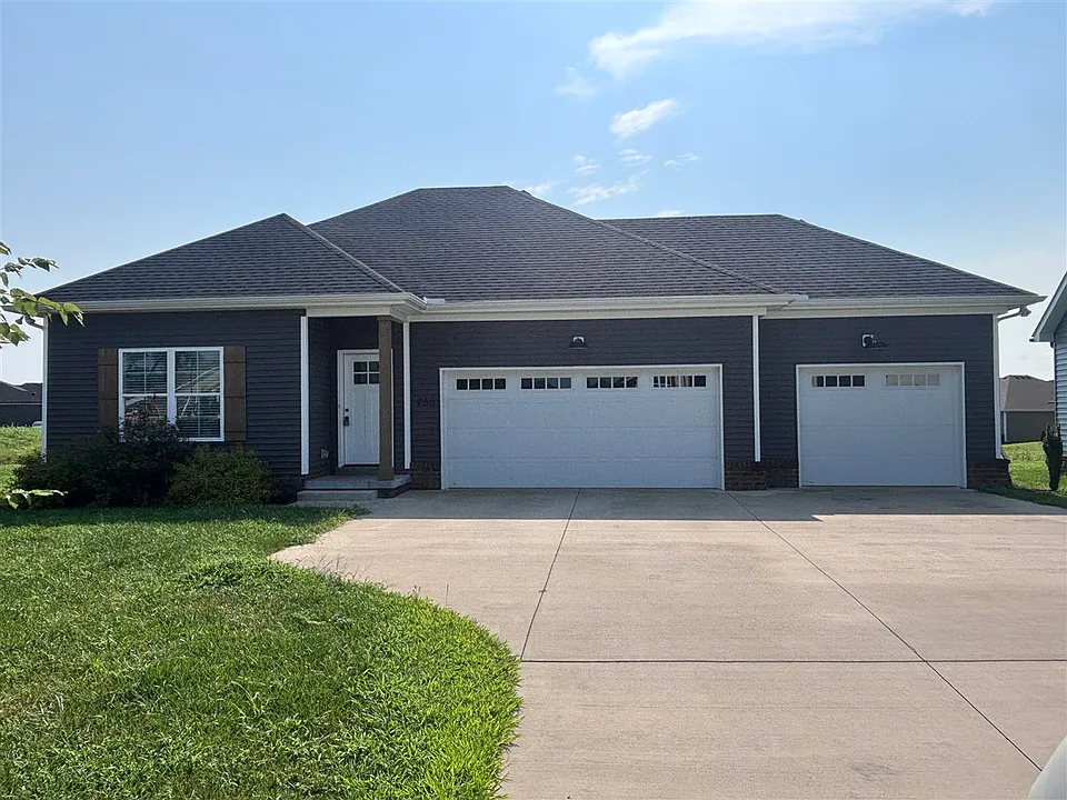 935 County House Ln