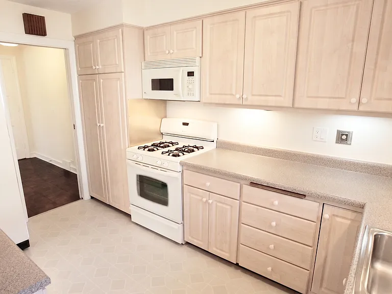 460 Highcrest Dr — Photo 13