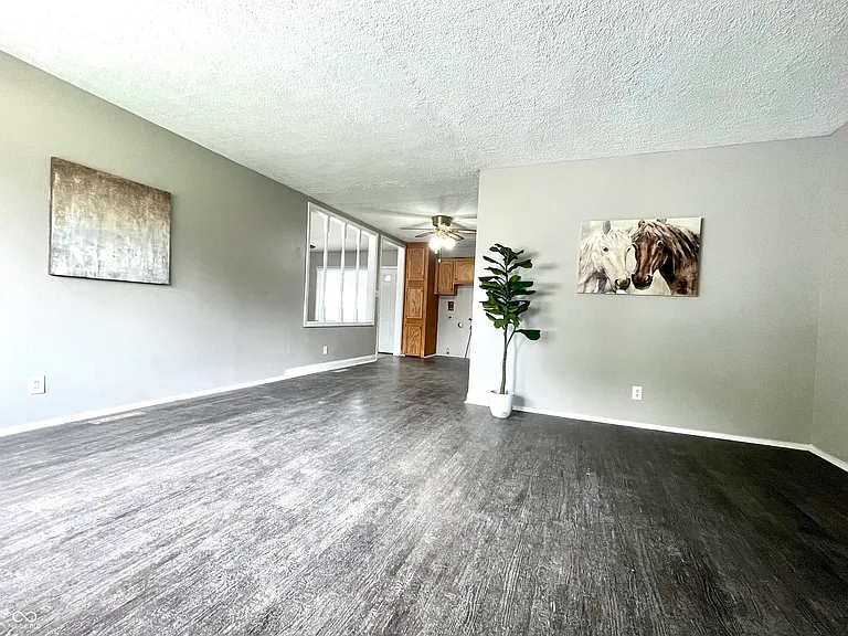 110 N Tyrone Dr — Photo 2