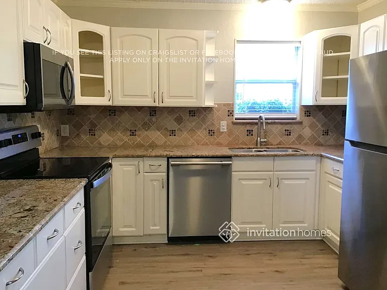 436 Lexington Ln — Photo 7