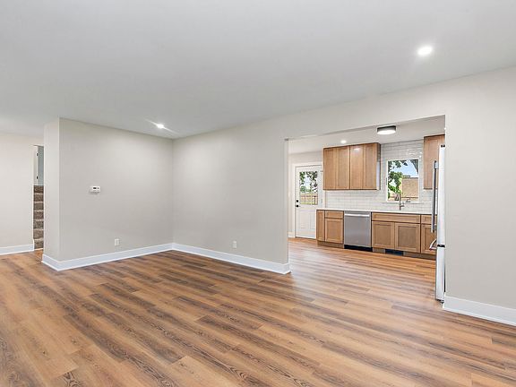 5th image of 619 Dartmoor Dr