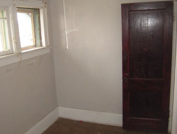 5th image of 2922 Knox Ave N