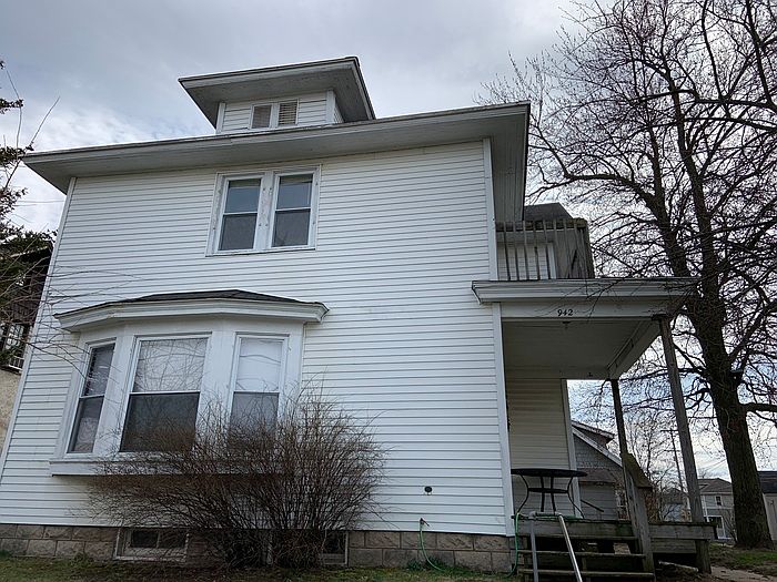 1st image of 942 Fountain St NE