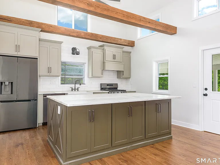 560 Manchester Rd — Photo 2