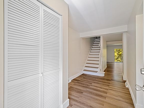 4th image of 215 Oakview Dr #3
