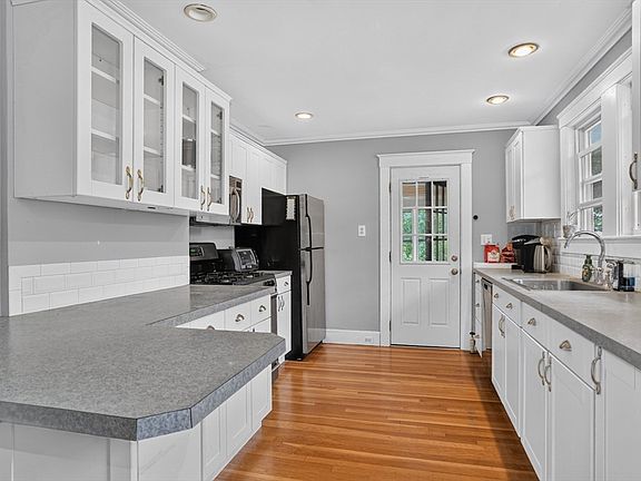 2nd image of 25 Cross St #2