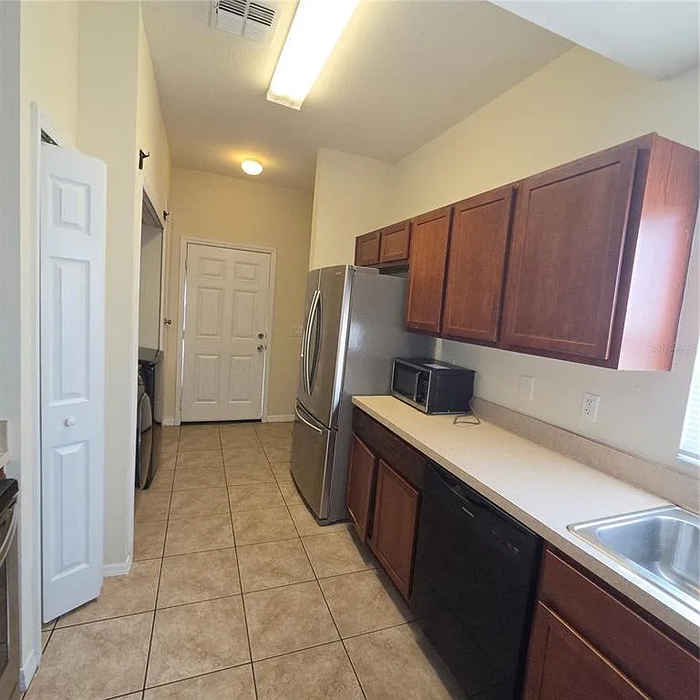 5 bed, 3.0 bath, 1624 sqft, $2,900 — Photo 3