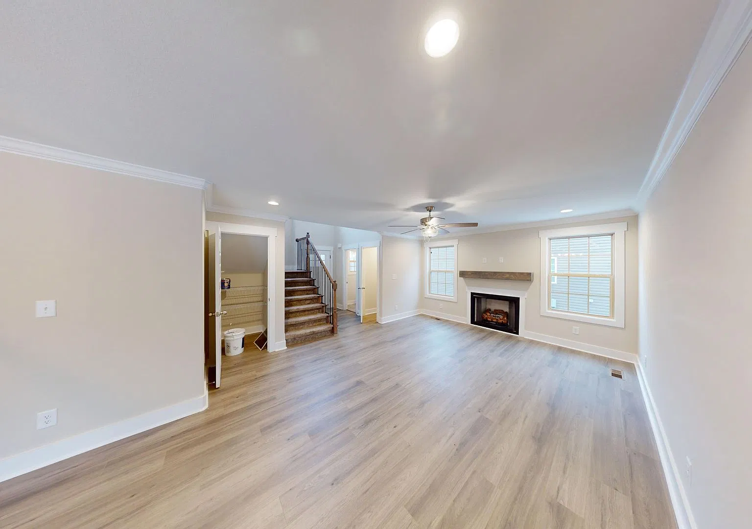 Fantastic Home with Fireplace Open Kitchen with Granite Countertops and Glassdoor Shower — Photo 3
