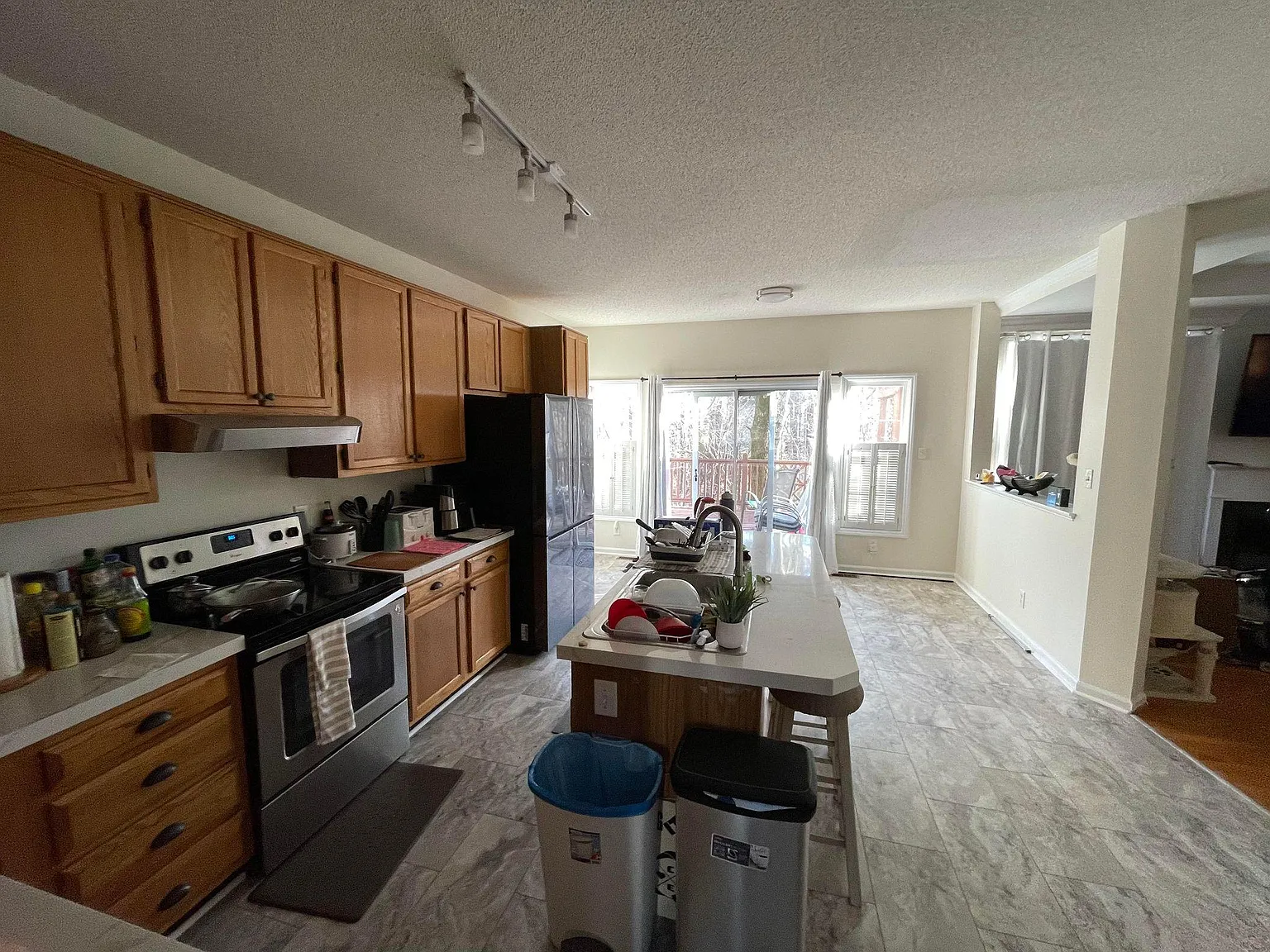 4 bed, 2500 sqft, $900 — Photo 4