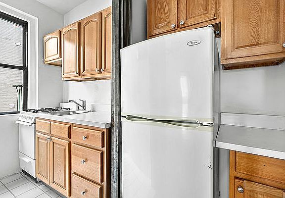 5th image of 205 W 10th St APT 5d