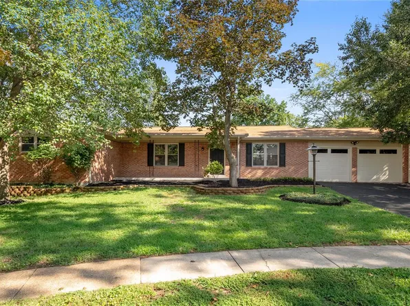 1049 Fernpark Dr, Saint Louis, MO 63141