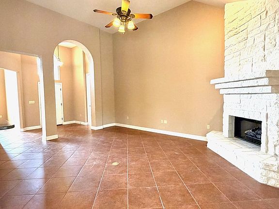 3rd image of 2016 Crown Ridge Dr