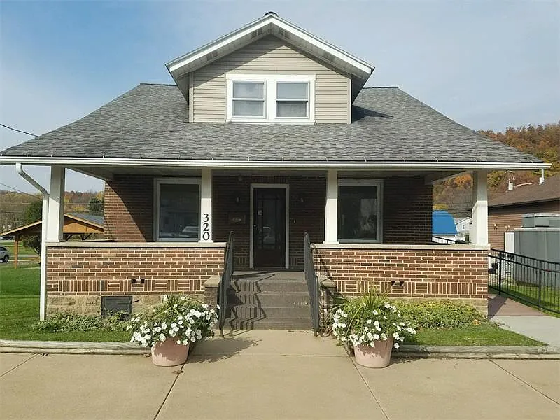 320 Franklin St photo 1